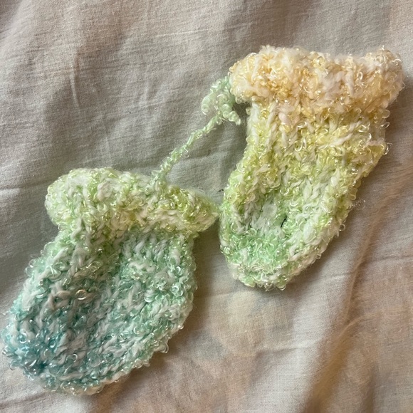 Handmade infant hat, booties, mitts - Picture 5 of 8